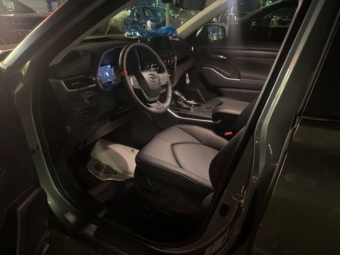 Used 2025 Toyota Highlander XLE image 7