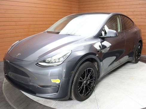 Used 2022 Tesla Model Y Long Range image 6