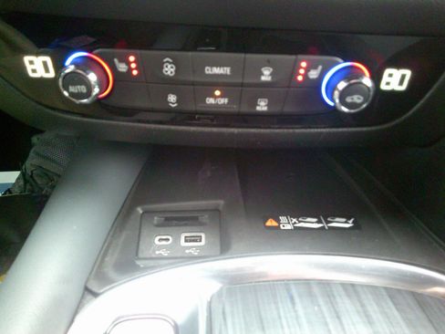 Used 2023 Buick Enclave Essence image 17