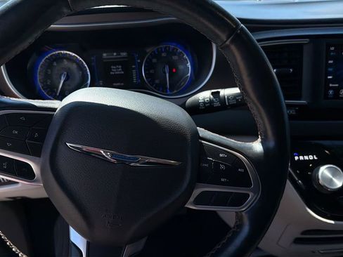 Used 2019 Chrysler Pacifica Touring-L image 9