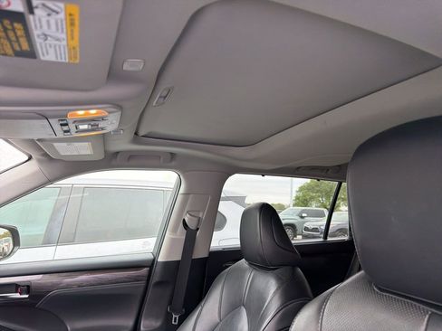 Used 2023 Toyota Highlander Limited image 11