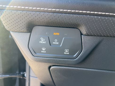 Used 2025 Volkswagen Atlas Cross Sport SE image 21