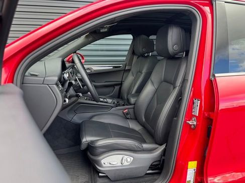 Certified 2025 Porsche Macan AWD/4WD image 5