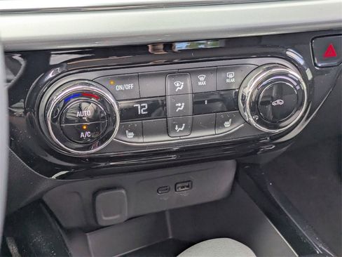 Used 2025 Chevrolet Trax LT w/ LT Convenience Package image 22