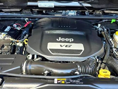 Used 2018 Jeep Wrangler Unlimited Sahara w/ Connectivity Group image 4