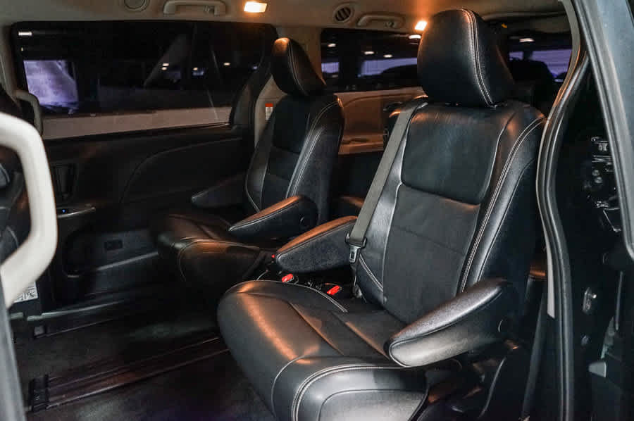 Used 2018 Toyota Sienna SE w/ Carpet Mat Package FWD image 19