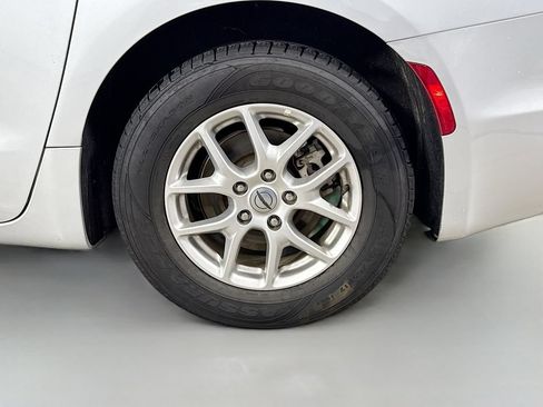 Used 2024 Chrysler Pacifica Touring-L FWD image 31