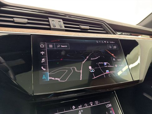 Used 2019 Audi e-tron Prestige w/ Prestige Package AWD/4WD image 25