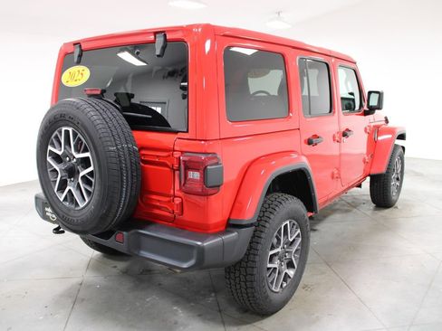 Used 2025 Jeep Wrangler Unlimited Sahara AWD/4WD image 9