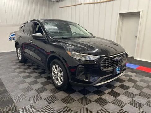 Used 2023 Ford Escape Active w/ Tech Pack #1 AWD/4WD image 3