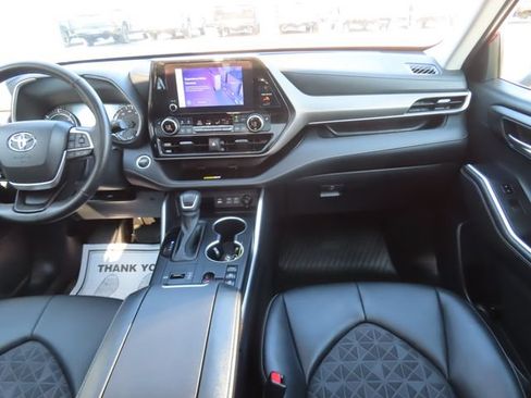 Used 2024 Toyota Highlander LE AWD/4WD image 26