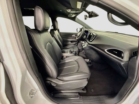 Used 2025 Chrysler Pacifica Select FWD image 20