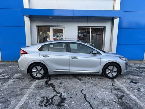 Used 2022 Hyundai Ioniq SE image 4