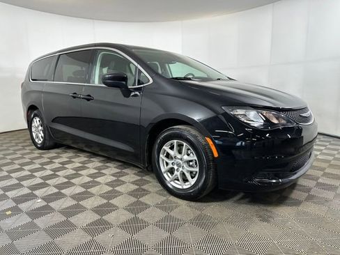 Used 2023 Chrysler Voyager LX image 2