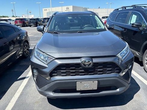 Used 2020 Toyota RAV4 XLE AWD/4WD image 2