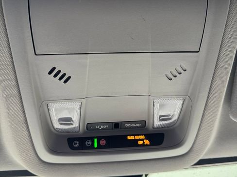 Used 2022 GMC Acadia SLE w/ Driver Convenience Package image 32