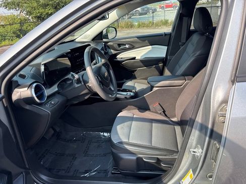 Used 2025 Chevrolet Trax LT FWD image 12