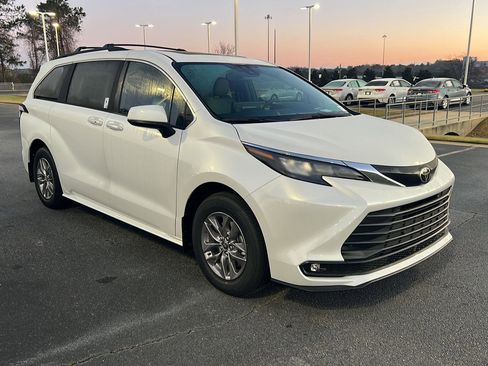 New 2026 Toyota Sienna XLE image 8