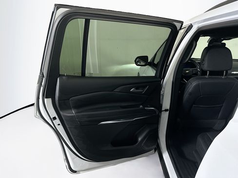 Used 2025 Chevrolet Traverse LT FWD image 26