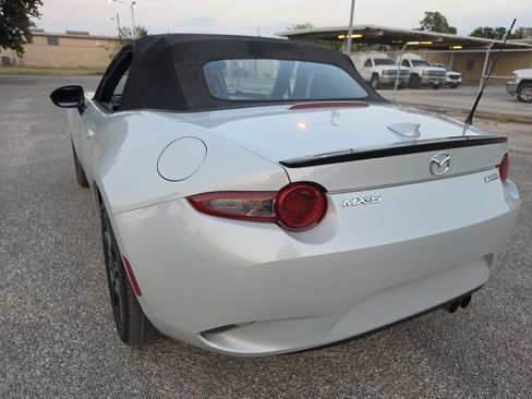 Used 2016 MAZDA MX-5 Miata Club RWD image 5