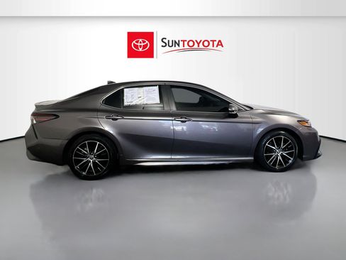 Used 2022 Toyota Camry SE image 2