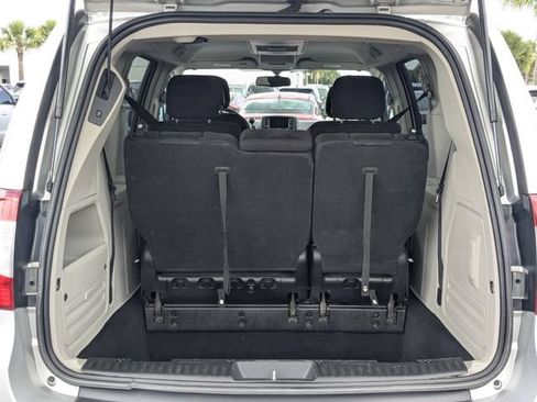 Used 2012 Chrysler Town & Country Touring FWD image 14