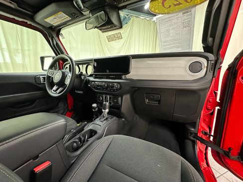 Used 2025 Jeep Wrangler Unlimited Sahara w/ Safety Group AWD/4WD image 16
