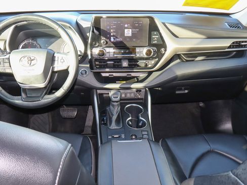 Used 2023 Toyota Highlander XLE image 11
