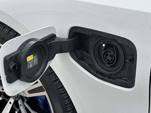 Used 2026 BMW 550e xDrive w/ Premium Package image 13