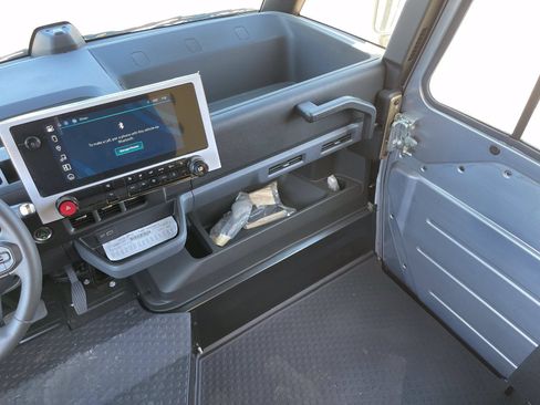 Used 2024 Chevrolet Brightdrop 400 w/ Commercial Equipment Package AWD/4WD image 16