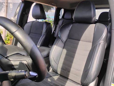 Used 2023 Mitsubishi Outlander SE image 11