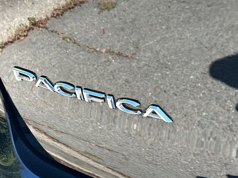 Used 2024 Chrysler Pacifica Limited FWD image 27