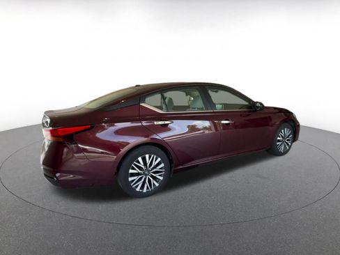 Used 2025 Nissan Altima 2.5 SV FWD image 11