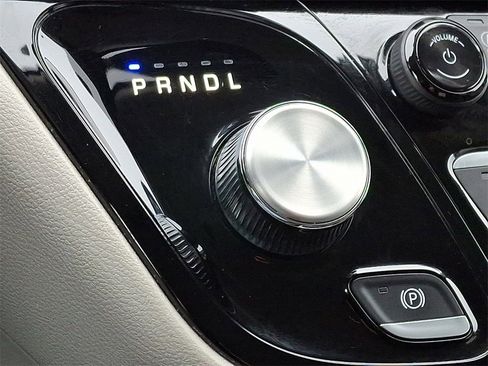 Used 2023 Chrysler Pacifica Touring-L image 17