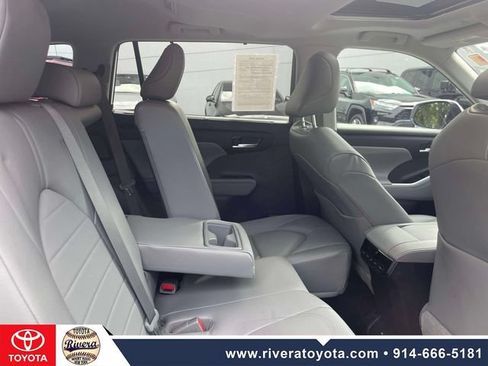 Used 2023 Toyota Highlander XLE AWD/4WD image 10