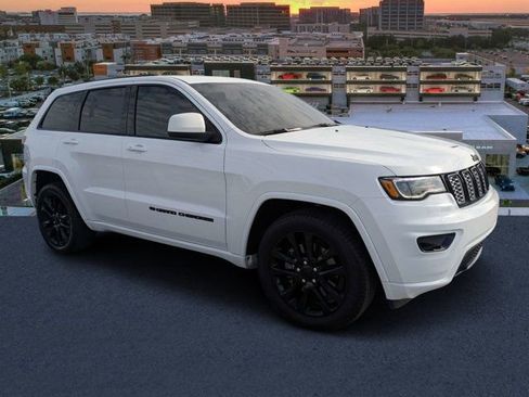 Used 2022 Jeep Grand Cherokee Laredo X RWD image 1