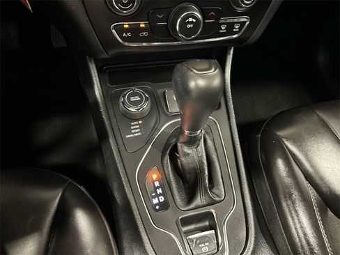 Used 2022 Jeep Cherokee Latitude w/ Sun & Sound Group image 25