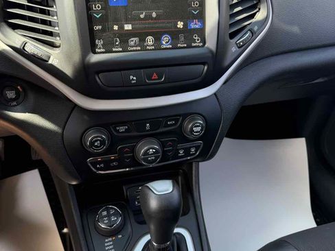 Used 2018 Jeep Cherokee Trailhawk w/ Comfort/Convenience Group AWD/4WD image 22