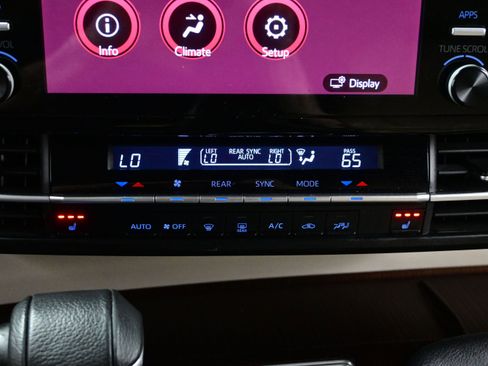 Used 2021 Toyota Sienna XLE FWD image 22
