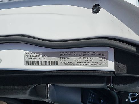 Used 2023 Jeep Grand Cherokee L Laredo image 39