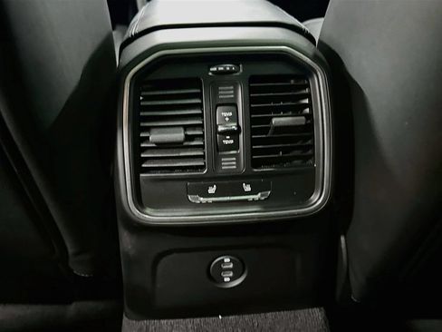 Certified 2025 Porsche Macan AWD/4WD image 26