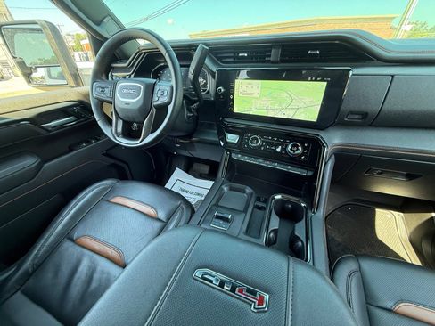 Used 2025 GMC Sierra 2500 AT4 AWD/4WD image 3