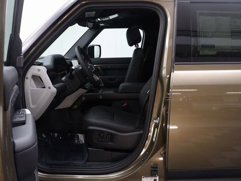 Used 2024 Land Rover Defender 110 SE image 7