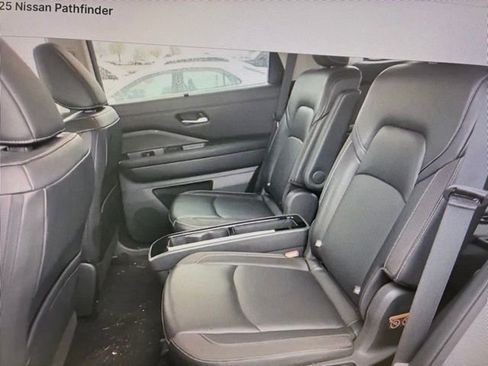 Used 2025 Nissan Pathfinder SL w/ SL Premium Package AWD/4WD image 7