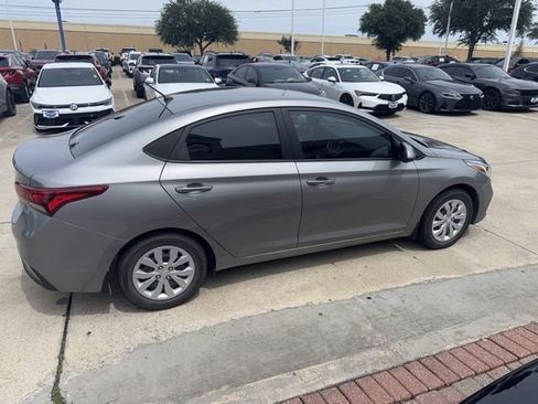 Used 2022 Hyundai Accent SE FWD image 5