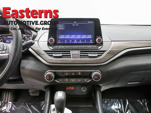 Used 2024 Nissan Altima 2.5 SV FWD image 12