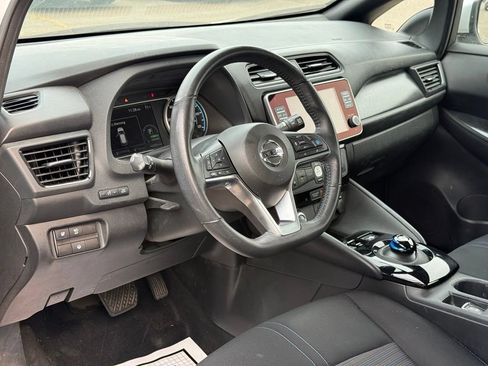 Used 2020 Nissan Leaf SV w/ SV Technology Package FWD image 5