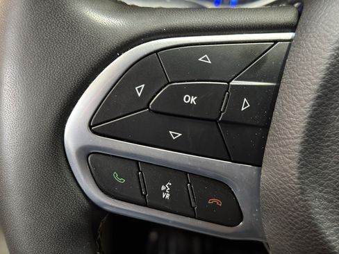 Used 2023 Chrysler Pacifica Touring-L FWD image 25