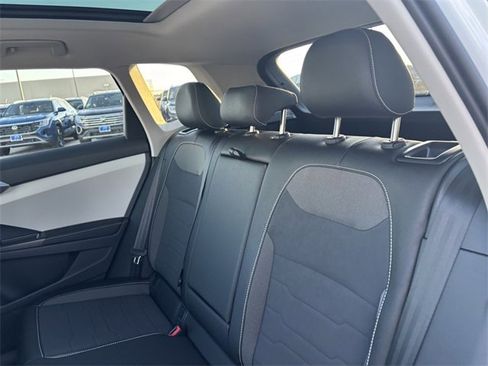 Certified 2025 Volkswagen Taos SE image 21
