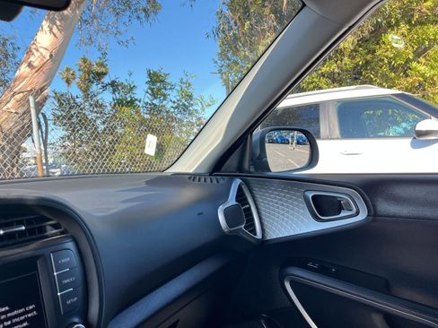 Used 2025 Kia Soul LX w/ LX Technology Package image 11